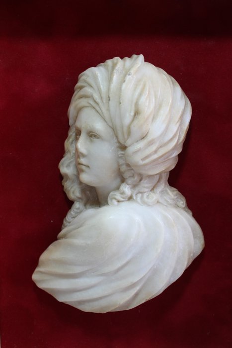 Scultura, altorilievo rappresentante una donna, identificata come Sibilla, di profilo - Neoclassico - Marmo - XVIII secolo