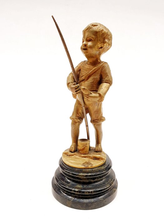 Sculpture, statue d'un jeune garçon pêcheur en bronze massif doré. Porte la signature "L. Leroy" (1) - Réaliste - Bronze (doré), Marbre - Première moitié du XXe siècle