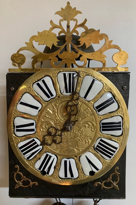 Comtoise-Uhr - ambachtelijk vervaardigd cartoucheklok in Jura - Louis XV - Eisen (Gusseisen/ Schmiedeeisen), Emaille, Messing - 1750-1760