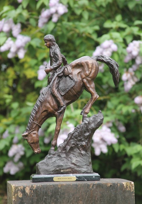 naar Frederic Remington Bronze ”Sculpture Mountain Man” 51 cm hoog – brons marmer