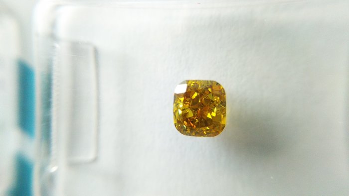 1 pcs Diamant - 0.40 ct - pute modifisert briljant - fancy deep greenish yellow - VS2