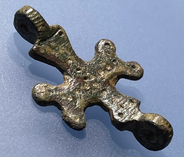 Medievale, epoca delle crociate Bronzo Croce ben decorata e sagomata - Varia rara con due anelli! Nessuna riserva