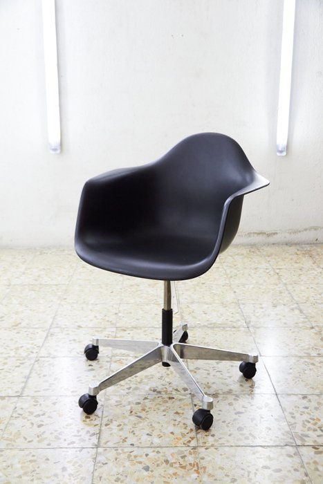 Vitra - Charles & Ray Eames - Chaise de bureau - PACC - Plastique, Fonte d'aluminium