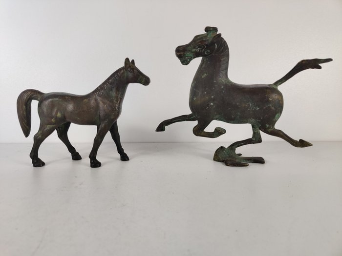 Due statue in bronzo di cavalli - Bronzo