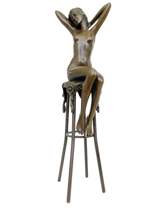 Figurine - A frivolous lady - Bronze, Marmor