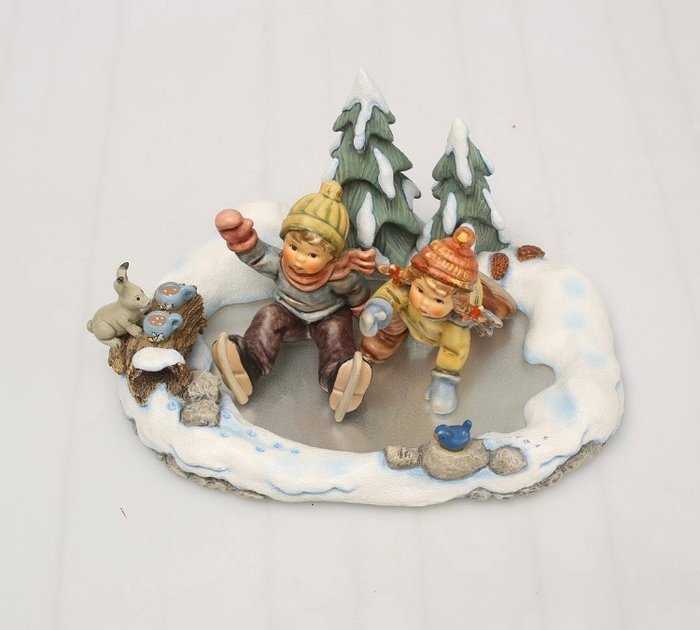 M.I Hummel - Icy Adventure - Figurine da collezione (3) - Porcellana