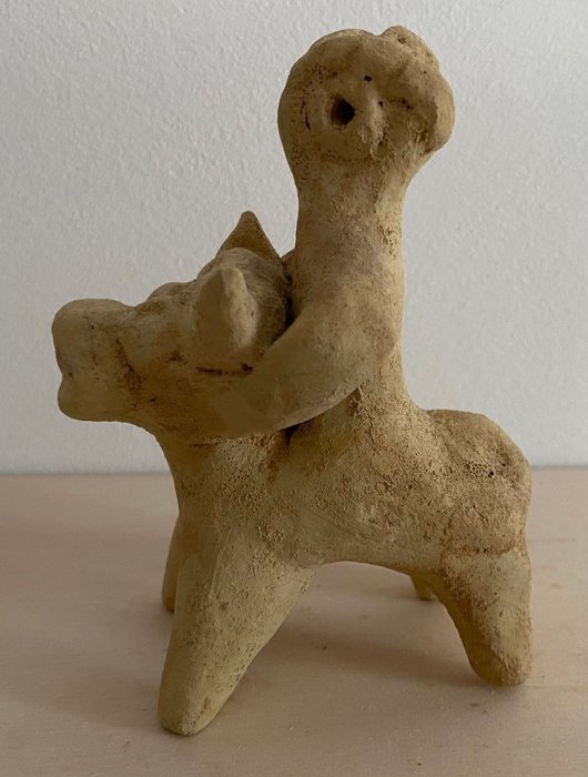 Antico Ceramica Antico guerriero di terracotta che cavalca il toro - (10.9×4.6×7.5 cm)