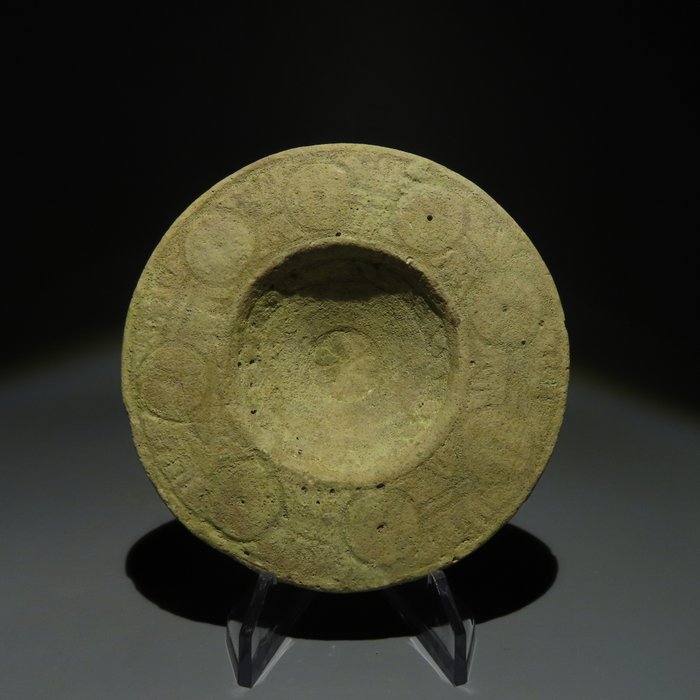中东 Faience 花卉装饰盘。公元前 2 世纪末至公元前 1 世纪。直径 9 厘米。西班牙进口许可证。