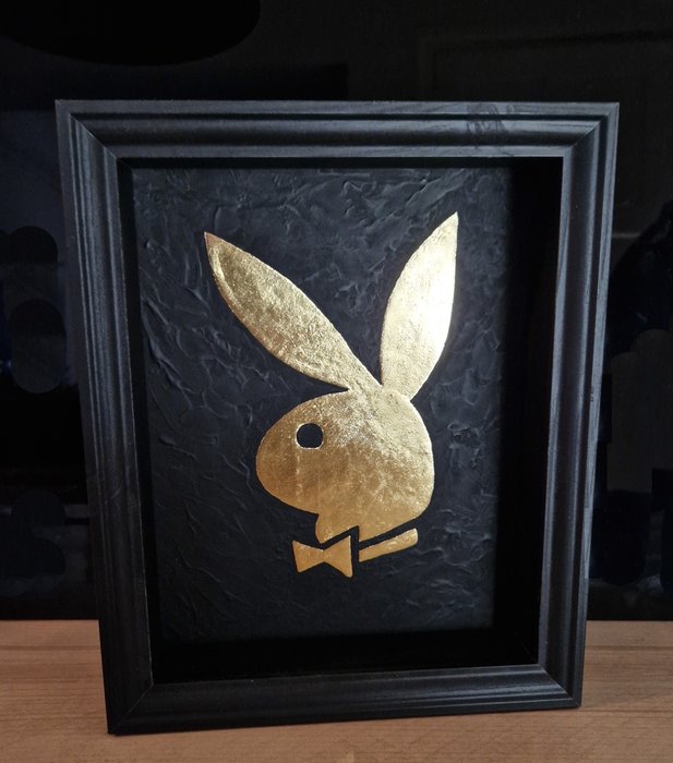 Sculpture, Bunny Love - 25 cm - Lapin Playboy en feuille d'or 23 carats dans un cadre avec COA - 2019