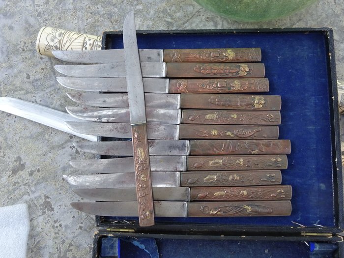 其他小冢型刀 (12) - 钢, 镀金黄铜 - 12 couteaux type kozuka en boite signee - 日本 - 大约1900年