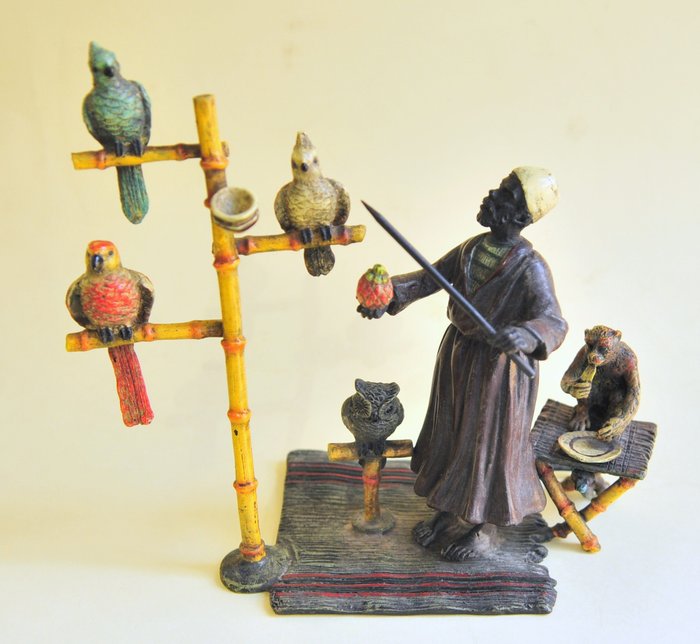 Franz Bergman foundry - Scultura, una scena orientalista di un addestratore di pappagalli, con gufo e scimmia (1) - Bronzo (verniciato a freddo) - Inizio XX secolo