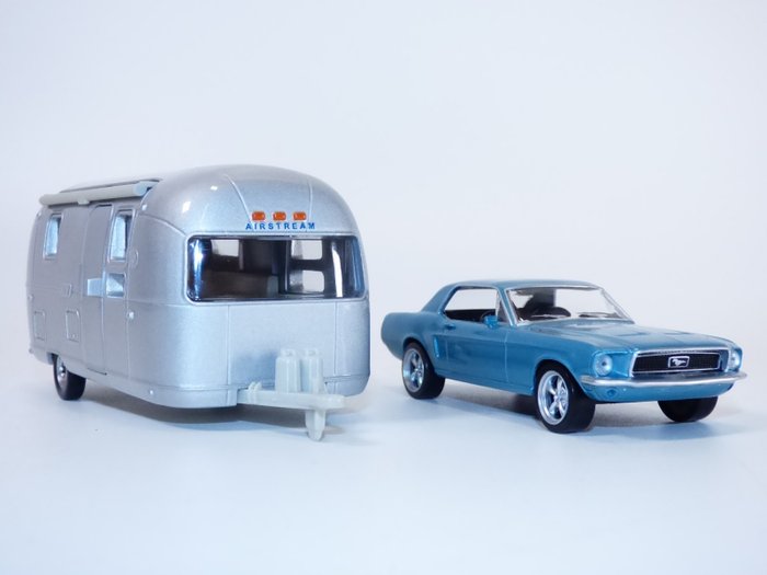 Norev 1:43 - Modell sportbil - Ford Mustang and Airstream caravan