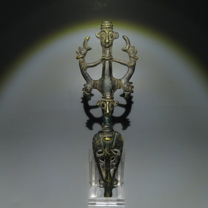 洛雷斯坦 黄铜色 “动物之主”标准或偶像。公元前 8 至 7 世纪。高 20 厘米。