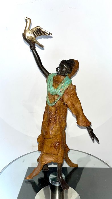 Issouf Derme - Scultura raffigurante una Donna con Colomba - 32 cm - Bronzo