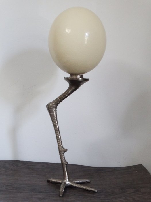 Piede di uccello in alluminio realistico con uovo di struzzo -uovo di struzzo su zampa di uccello - Struthio camelus - 43×16×13 cm
