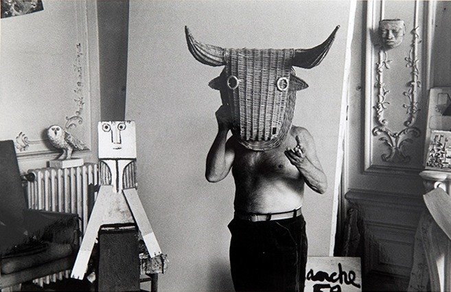 Edward Quinn (1920-1997) - Picasso au masque de taureau, 1959.