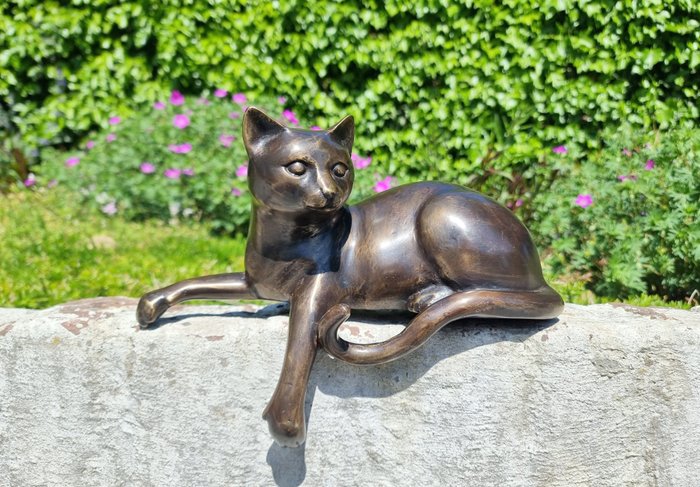 雕像 - A resting cat - 黄铜色