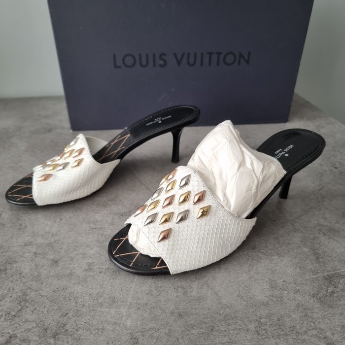 Louis Vuitton Chaussures Blanches en Vente aux Enchères en Ligne