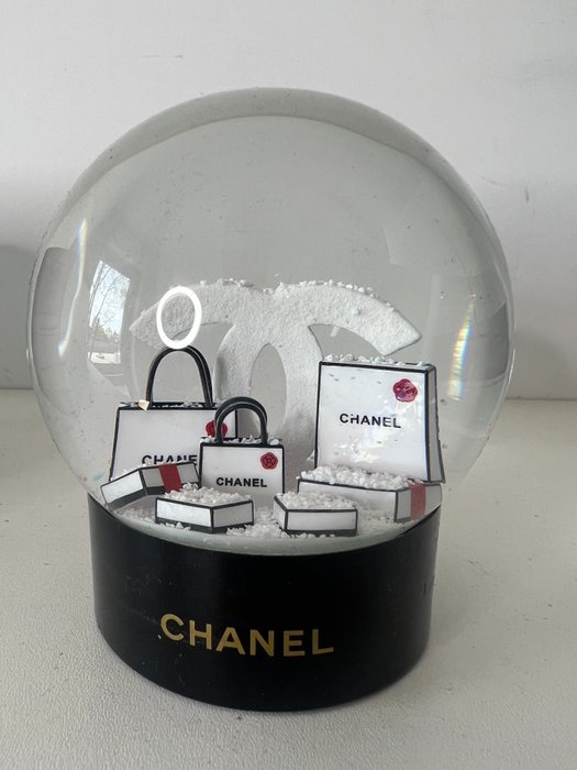 Chanel - Lumisadepallo Snow Globe - Kiina