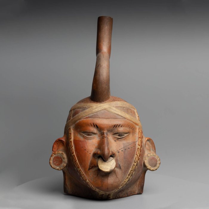 Moche, Peru Terracota Belo Huaco com rosto humano. Teste TL. 200-600 DC. 28 cm H. Licença de importação espanhola.
