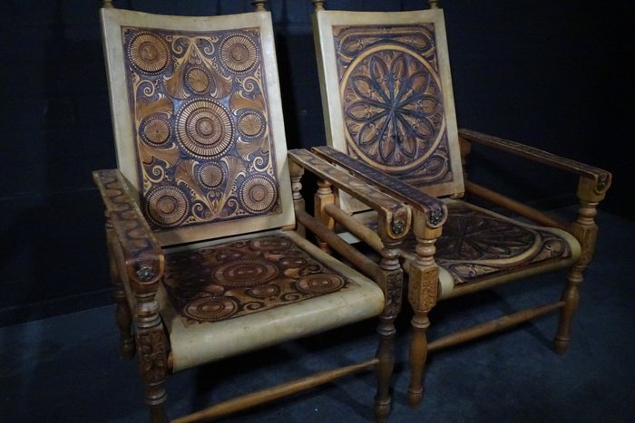 Chaise - Cuir, Deux chaises recouvertes de cuir.