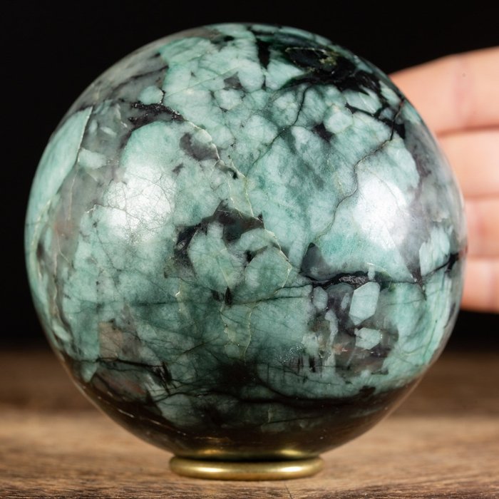 100 mm-es smaragd gömb – természetes smaragd mátrixon - Magasság: 100 mm - Szélesség: 100 mm- 1473 g