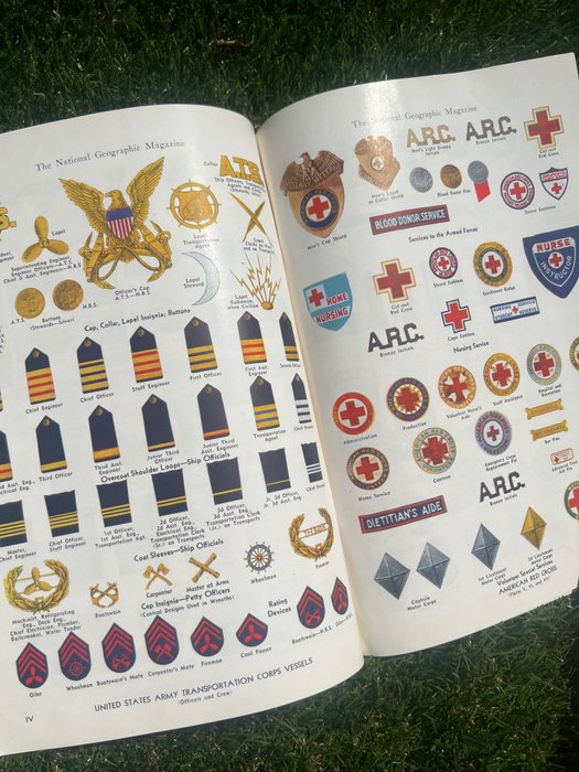 Verenigde Staten van Amerika - Rare WW2 PERIOD Guide of the US Insignia / Patches / Medals - Infantry - Airborne - by National Geographic -- >300 illustrations! - 1943
