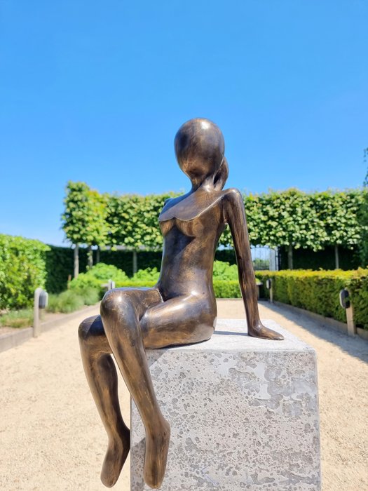 Sculpture, A daydreaming lady - 58 cm - Bronze