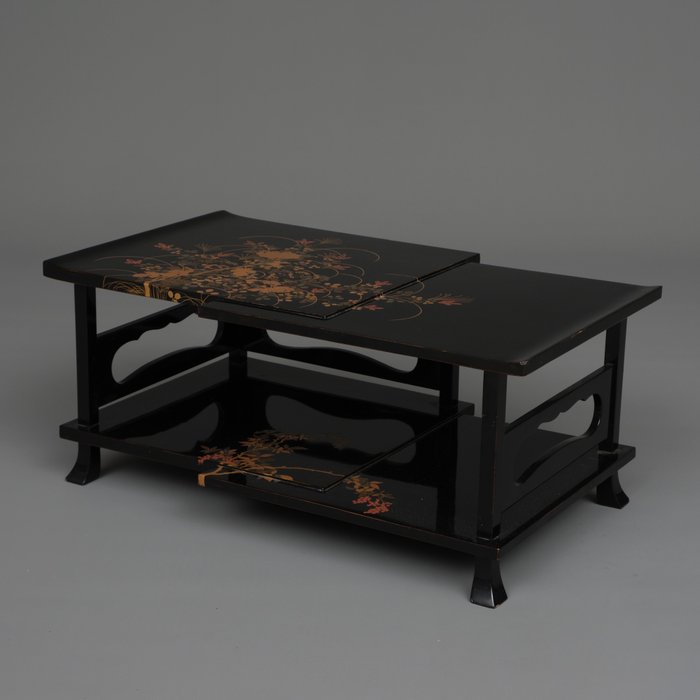 Stół wystawowy z lakierem, znany jako „kanmuri’shoku” 冠卓 (stół wystawowy z koroną) - Lakier - Japonia - Taishō period (1912-1926)