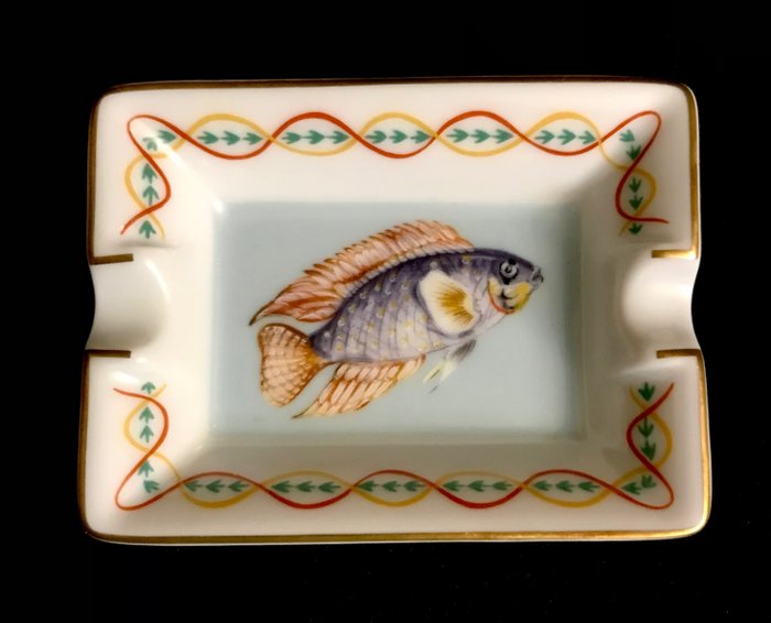 Hermès - Tuhkakuppi - A gorgeous HERMÈS ashtray,  unusual decoration with an aquarium’s fish. Fine porcelain - ariumin kalat. Hienoa posliinia