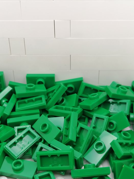 Lego - LEGO 100 NEW GREEN Plate, Modified 1 x 2 with 1 Stud with Groove and Bottom Stud Holder (Jumper)