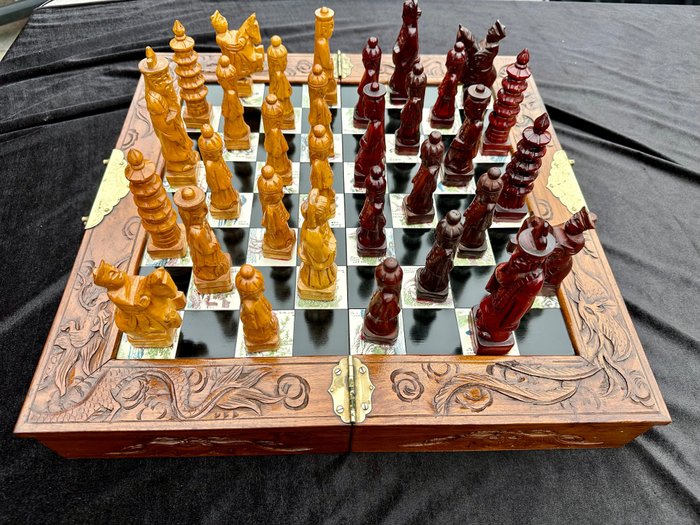 Tabuleiro de xadrez japonês embutido, incluindo peças originais de madeira  esculpidas à mão - Latão, Madeira - Catawiki