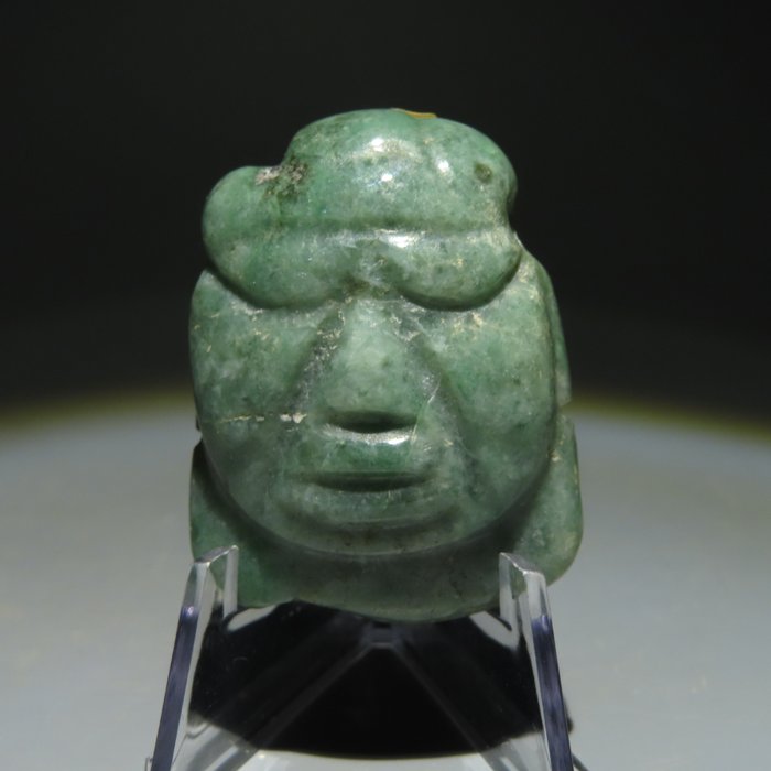Maya- Jade Anthropomorpher Anhänger. C. 300 - 500 n. Chr. 4,5 cm H. Spanische Exportlizenz.