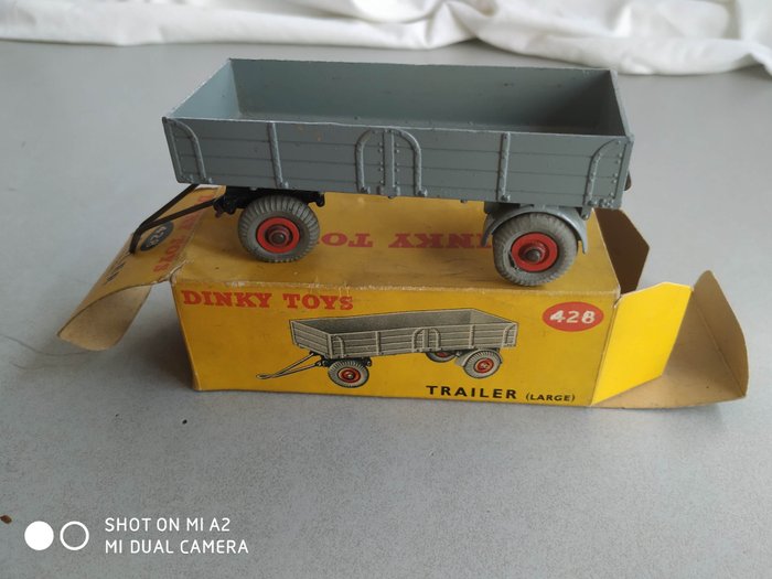 Dinky Toys 1:48 - 2 - Pienoismalliauto - Original Issue - Second Serie - Mint Model "Large Trailer - Grey Tyres" no.428 - Alkuperäisessä uuden sarjan keltaisessa "Picture - Grey Wheels" -laatikossa - 1955