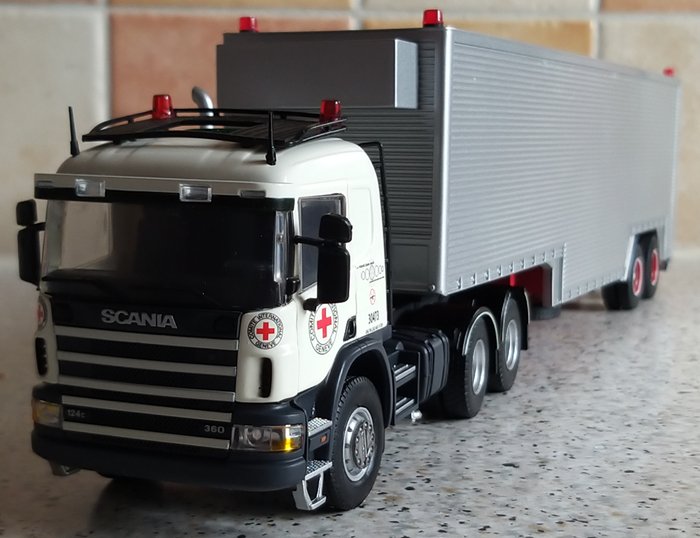 Tekno 1:50 - 模型卡车 - SCANIA 124C - 带医疗服务拖车的拖拉机“Comite International Geneve”