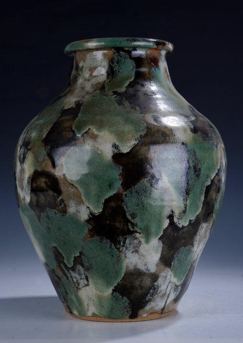 裝飾藝術花瓶，帶有風格斑駁的裝飾•綠色、黑色和灰色色調•標有郵票