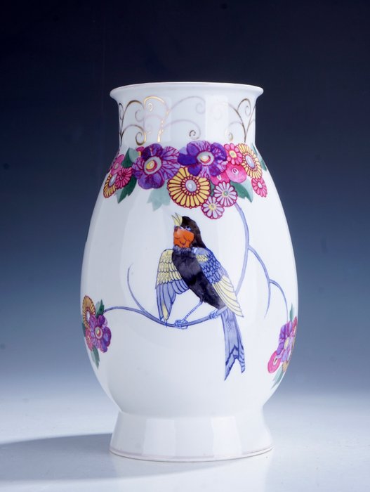 Schönwald Bavaria A.G. - Vase à décor stylistique polychrome de fleurs et d'oiseaux • 1920. • marqué •