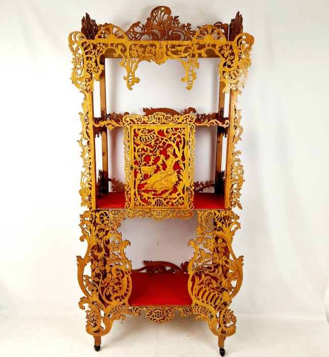 Exceptional openwork wooden cabinet finished with floral motifs and red velour - Étagère - 木, 紡織品
