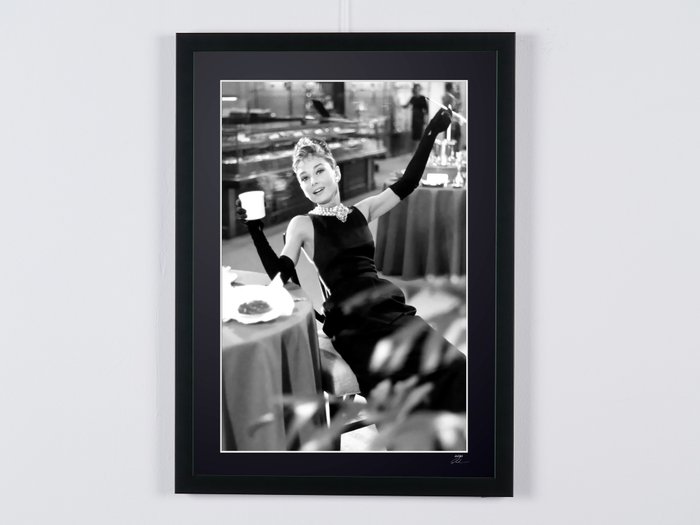 Breakfast At Tiffany's (1961) - Audrey Hepburn as "Holly Golightly" - Fine Art Photography - Luxury Wooden Framed 70X50 cm - Limited Edition Nr 02 of 30 - Serial ID - - Original Certificate (COA), Hologram Logo Editor and QR Code