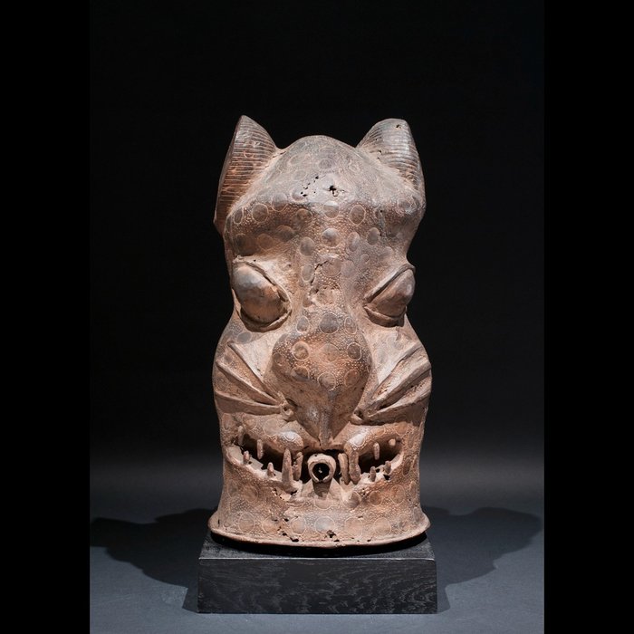 Leopard head - Ancient bronze - Yoruba - Nigeria