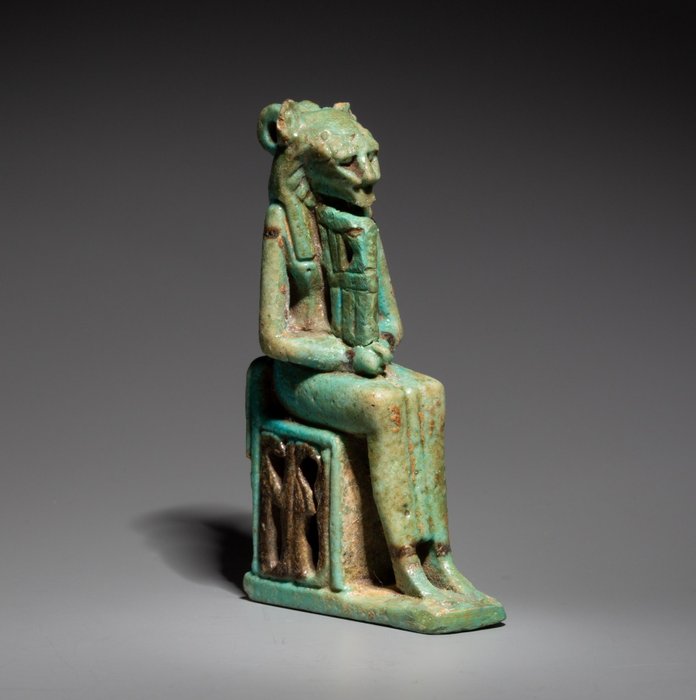 古埃及 Faience 女神塞赫麦特的护身符。晚期，公元前 664 - 323 年。 7 厘米高。西班牙出口许可证。