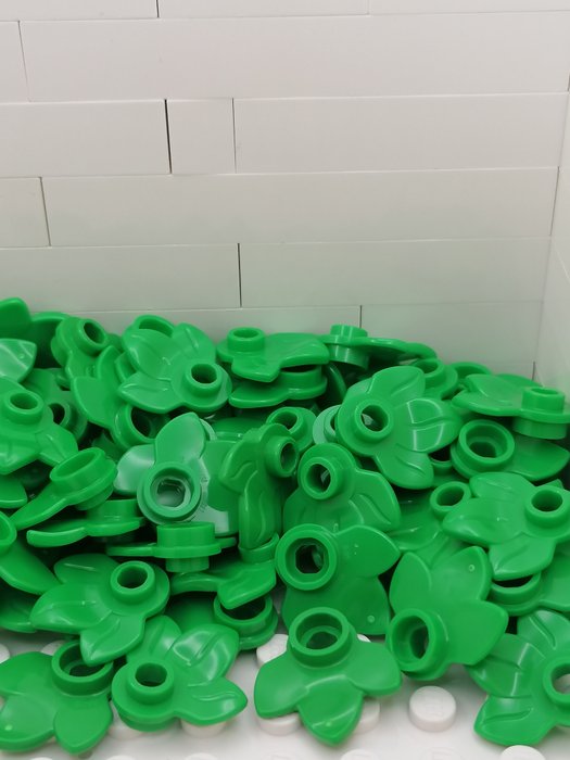 Lego - LEGO NEW 100X Bright Green Plant Plate, Round 1 x 1 with 3 Leaves
