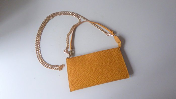 Louis Vuitton - Pochette Epi Accessoires Shoulder bag - Catawiki