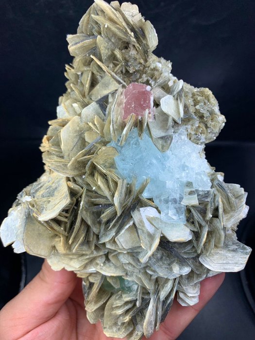 頂級品質海藍寶石，含有食慾、螢石和雜草 標本 - 高度: 170 mm - 闊度: 113 mm- 980 g - (1)
