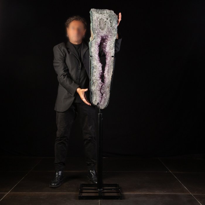 Felie mare de ametist pe piedestal rotativ - M.A.G. Proiecta - 162×24.5×5.5 cm - 23.4 kg