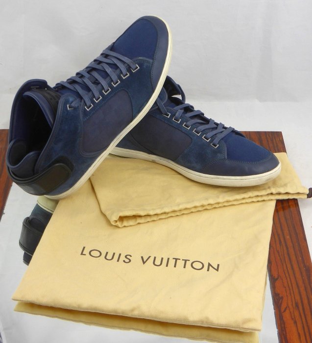 Blaue Schuhe von Louis Vuitton im Angebot in Online Auktion