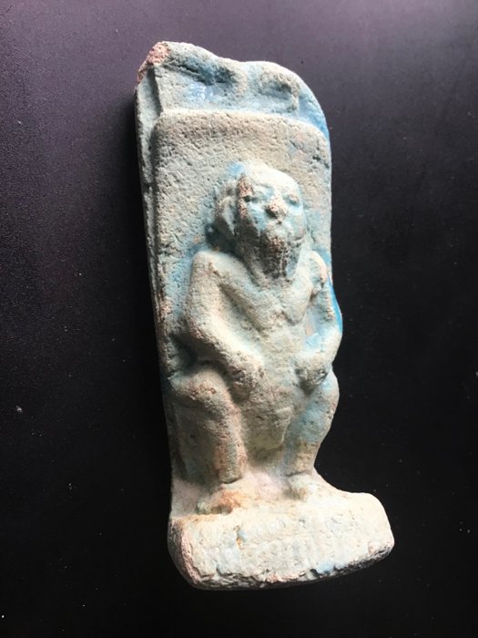 Antico Egitto, Nuovo Regno Faenza Antico Egitto - maiolica/statuetta/stele - dio protettore "BES" con coccodrilli del dio Sobek - (85×32×24 mm)