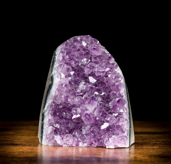 美丽的紫水晶晶簇，带有透明水晶 晶洞- 1500 g