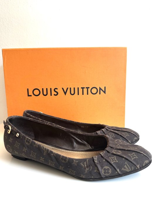 Louis Vuitton LV Woman Monogram Flat Shoes  Louis vuitton shoes, Louis  vuitton, Shoes