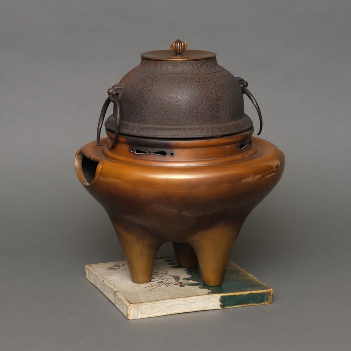 水壶 -  Chagama 茶釜 (iron tea kettle) & furo 風炉 (portable brazier to boil water for tea) - 石器, 黄铜色